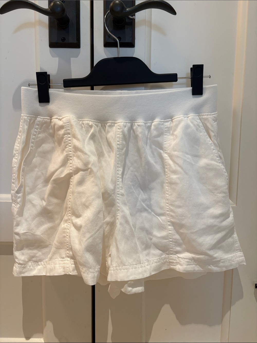 NWT Faherty women’s Arlie day short in white